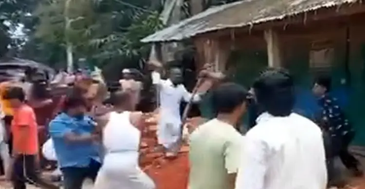 নড়াইল সদর উপজেলার শেখাহটি মাদ্রাসার সামনে দুই পক্ষের মারামারি