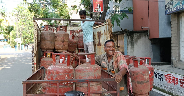 কলকাতায় ফের বাড়লো বানিজ্যিক গ্যাসের দাম
