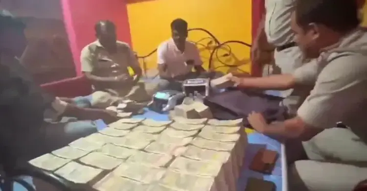 পশ্চিমবঙ্গে এক বাড়িতে অভিযান চালিয়ে ১৫ কেজি সোনা উদ্ধার