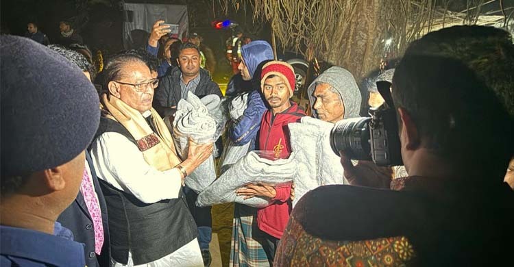 গভীর রাতে কম্বল নিয়ে অসহায় মানুষের দ্বারে দ্বারে মন্ত্রী