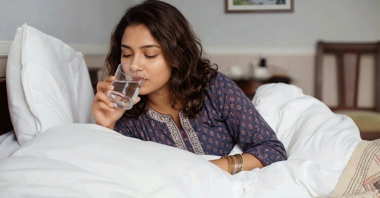 সকালে ঘুম থেকে উঠে মুখ শুকিয়ে যায় কেন?