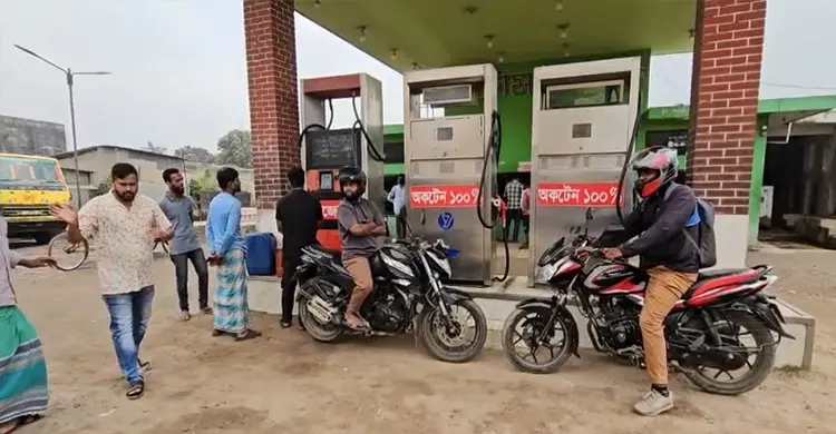 সরবরাহ সংকট ও মূল্যবৃদ্ধির গুজবে পেট্রোল পাম্পে অস্থিরতা