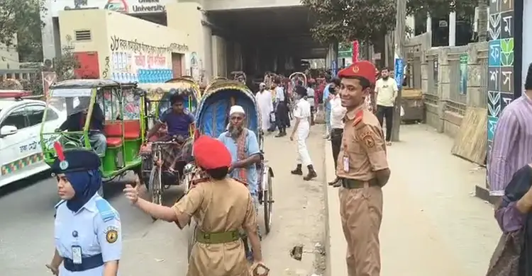 বইমেলা ঘিরে শৃঙ্খলা অভিযান, স্কাউটদের তৎপরতায় স্বস্তি যাত্রীদের