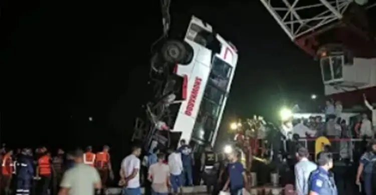 পদ্মায় বাসডুবিতে নিহত বেড়ে ১৯