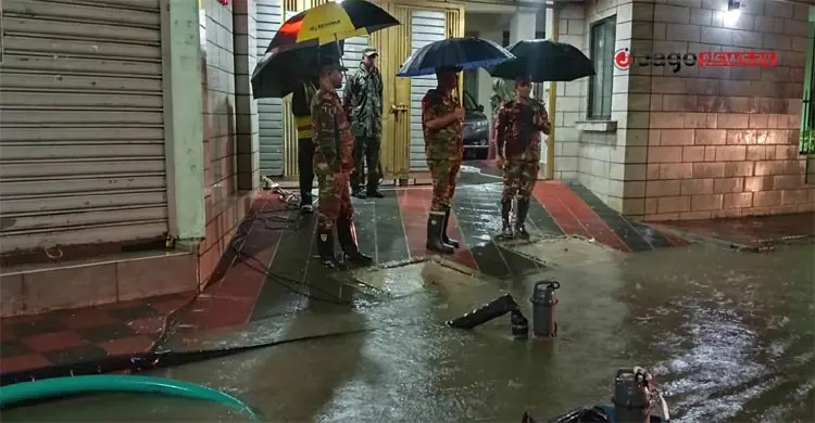 সড়কে কাজ করছে সেনাবাহিনী