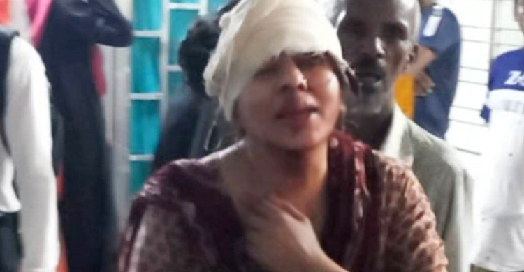 গুরুতর আহত মা ও দুই মেয়ে ঢামেকে ভর্তি