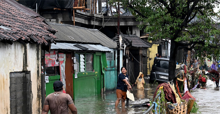 বন্যায় তলিয়ে গেছে ইন্দোনেশিয়ার জনপ্রিয় পর্যটনকেন্দ্র, নিহত ৬