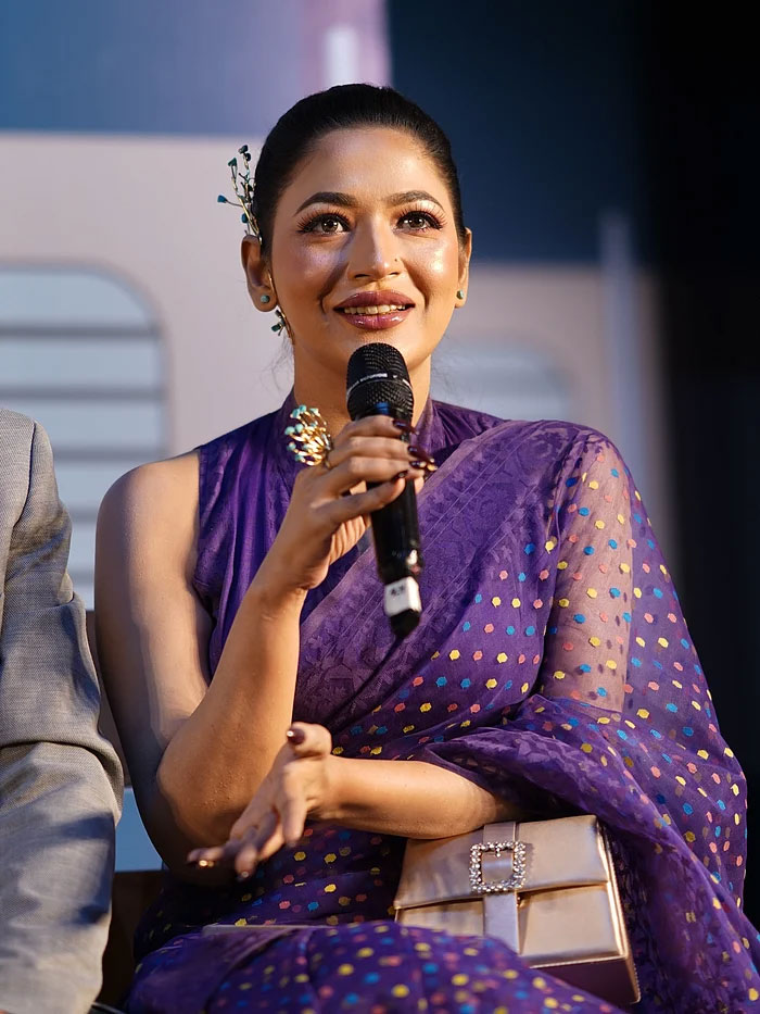 পার্পেল শাড়িতে লাস্যময়ী বাঁধন