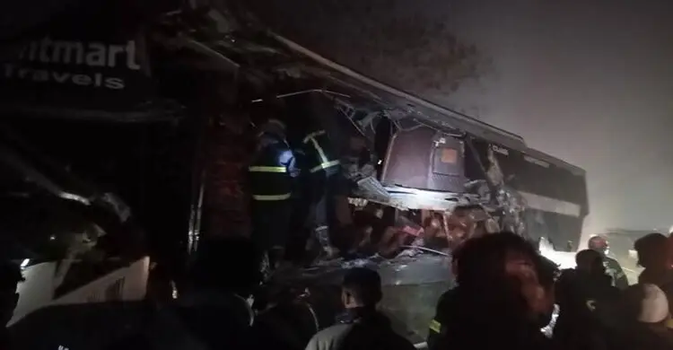 মিরসরাইয়ে দাঁড়িয়ে থাকা ট্রাকে বাসের ধাক্কা, নিহত ৩