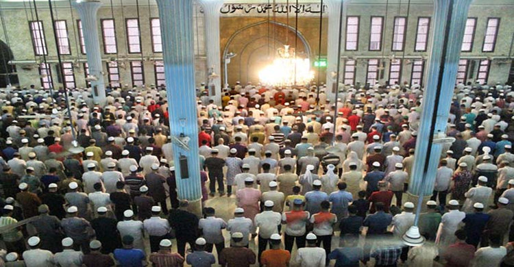 গভীর রাতে কদরের নামাজে তাকাওয়া মসজিদ ধানমন্ডিতে হাজারো মুসল্লির ঢল