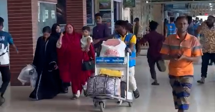 সদরঘাটে কুলিদের ব‍্যাগ নিয়ে আর নেই টানাটানি