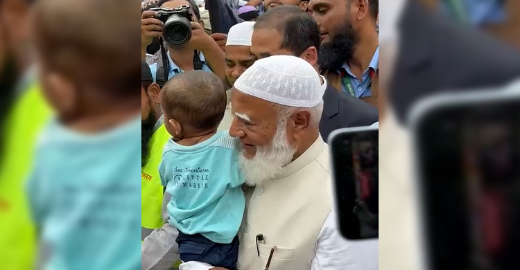 শিশুদের কোলে তুলে নিলেন জামায়াত আমির, দিলেন ঈদ সালামি