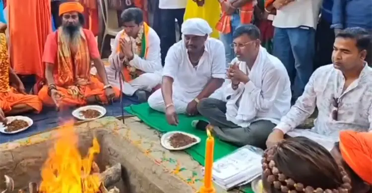 ধর্মীয় যজ্ঞ অনুষ্ঠানে পাশাপাশি তৃণমূল এবং বিজেপির প্রার্থী