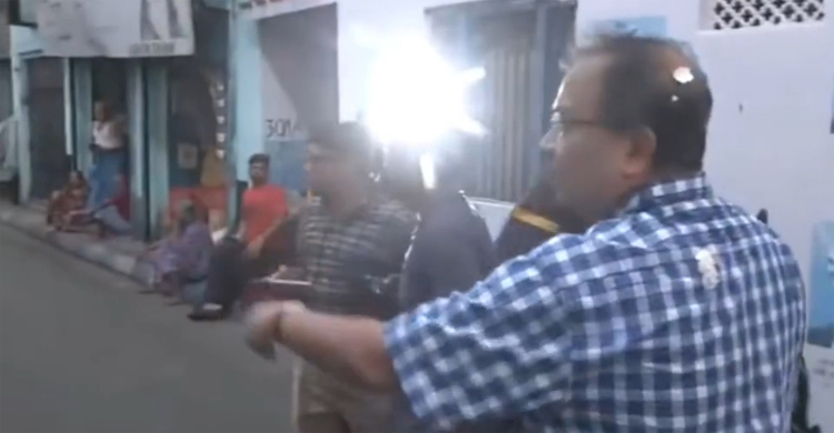 মমতার বাড়ির সামনে কুনাল ঘোষকে লক্ষ্য করে ছোড়া হলো পঁচা ডিম