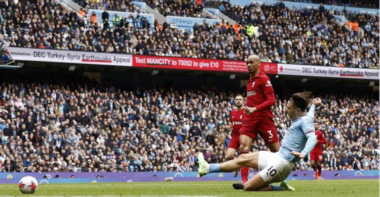 Man City thump Liverpool to keep pressure on Arsenal
