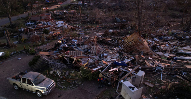 Death toll from US tornadoes rises to 32