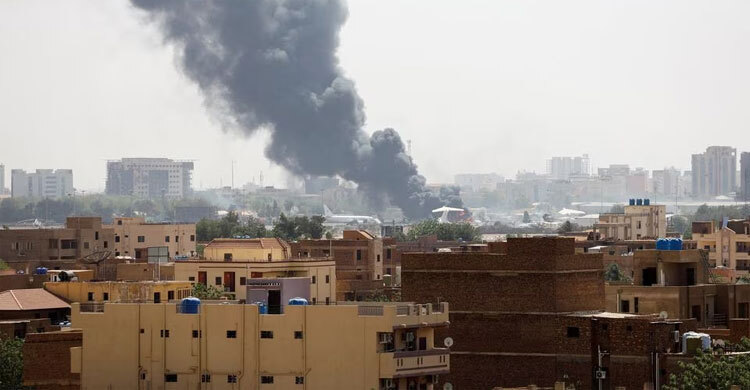 Fighting rattles Sudan's capital as residents try to flee