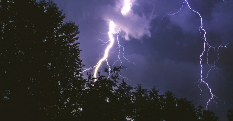Lightning kills two in Chapainawabganj