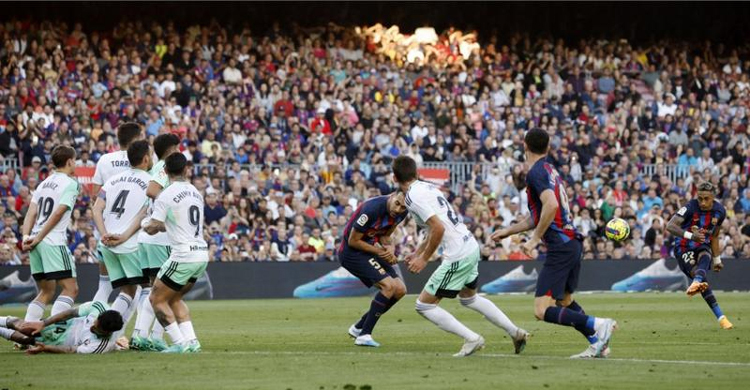 Ten-man Real Madrid lose 2-0 at Sociedad as Barca close on title