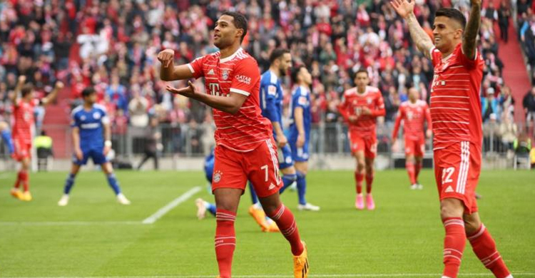 Bayern put six past Schalke to move closer to title