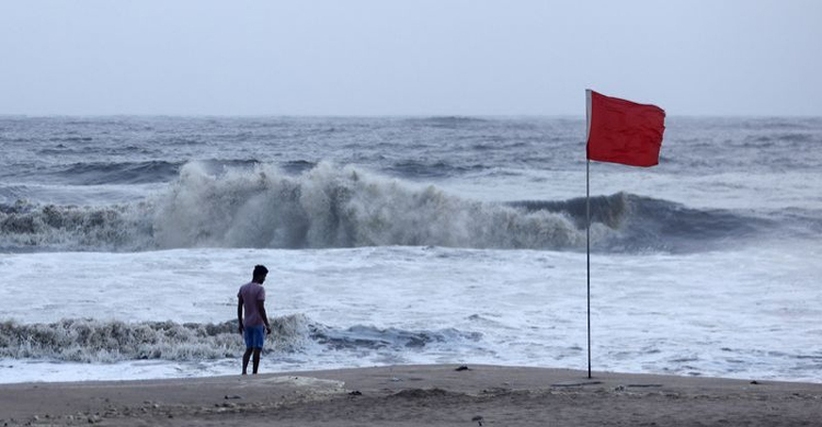 Seven die as cyclone barrels towards western India, Pakistan