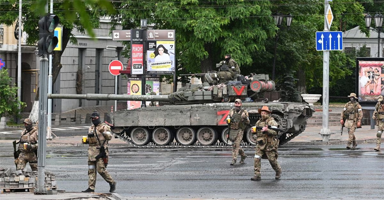 Rebel Russian mercenaries barrel towards Moscow