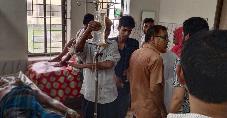 Five injured, 4 missing after blast in oil-laden tanker