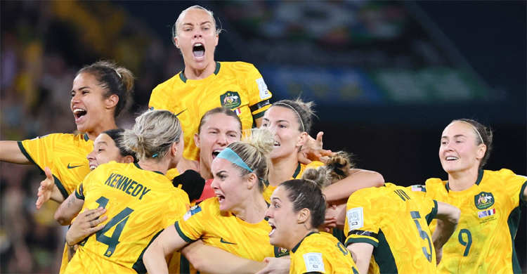 Australia beat France on penalties to reach last four