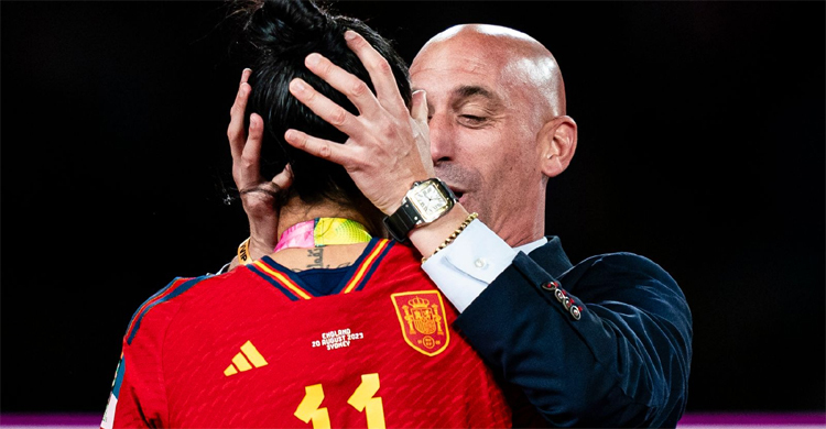 FIFA suspends Spanish football chief over kiss
