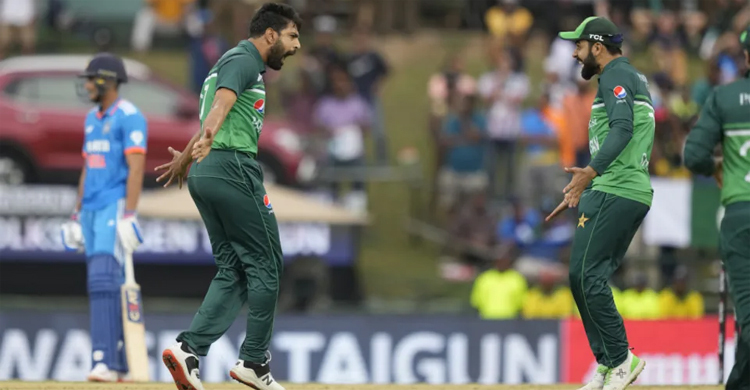 Pakistan through to Super Fours after washout