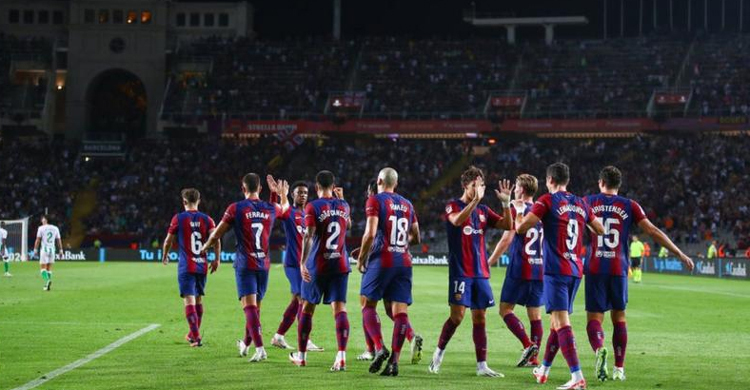 Barcelona crush Betis to go top