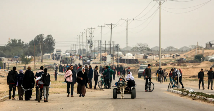 Thousands flee central Gaza as Israeli troops advance