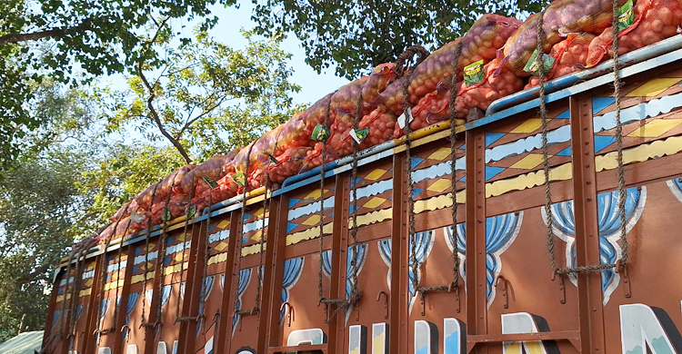 100MT of potatoes arrive through Hili from India