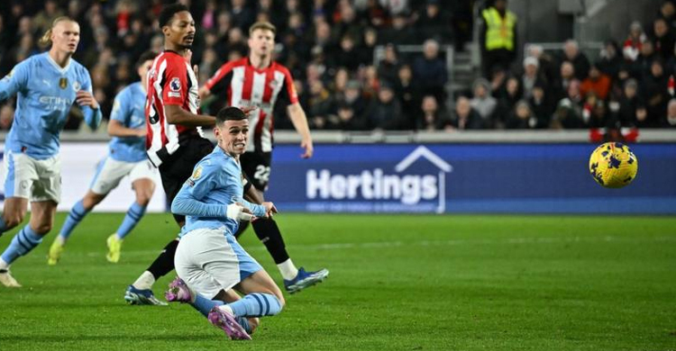 Foden hat-trick at Brentford lifts Man City second