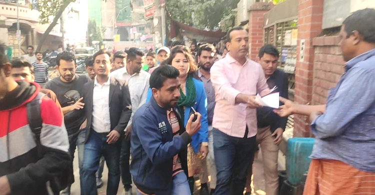 Chhatra Dal distrubutes leaflet in Dhaka