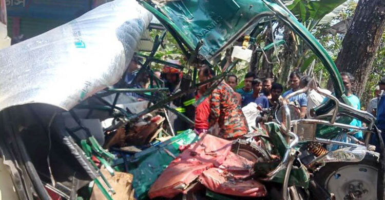 Seven killed as bus hits auto-rickshaw, motorcycle
