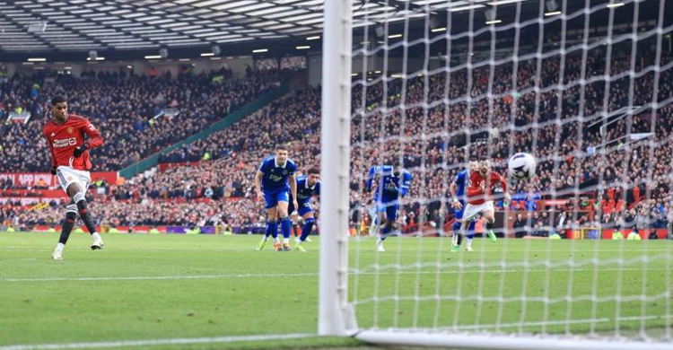 Garnacho wins two first-half penalties as Man Utd beat Everton
