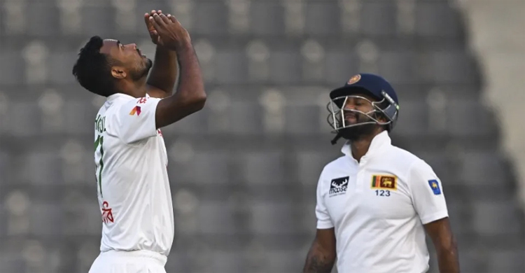 Vishwa, Kumara and Rajitha help Sri Lanka inch ahead on another bowlers' day