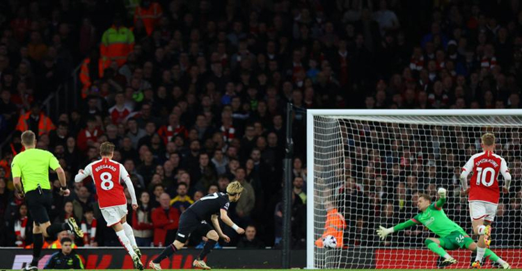 Arsenal return to top with victory over Luton