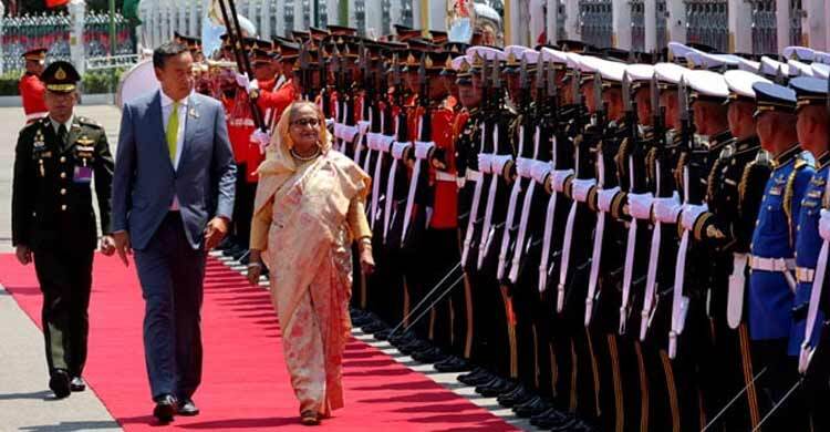 PM gets hearty welcome as she reaches Thai PMO for bilateral meeting