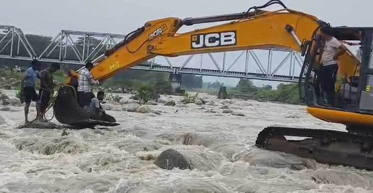 পশ্চিমবঙ্গের গাঠিয়া নদীতে হরপা বান, তিন শ্রমিককে উদ্ধার