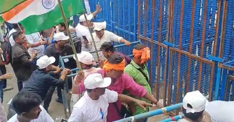 আরজি করের নিহত চিকিৎসকের বাবা-মাকে মারধরের অভিযোগ