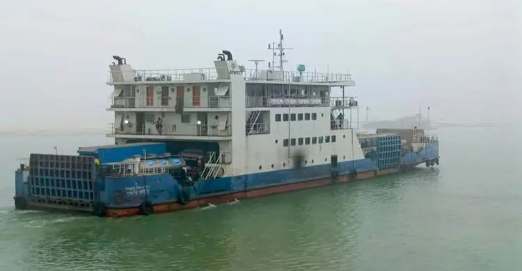 ঘন কুয়াশায় পাটুরিয়া-দৌলতদিয়া নৌপথে ফেরি চলাচল বন্ধ