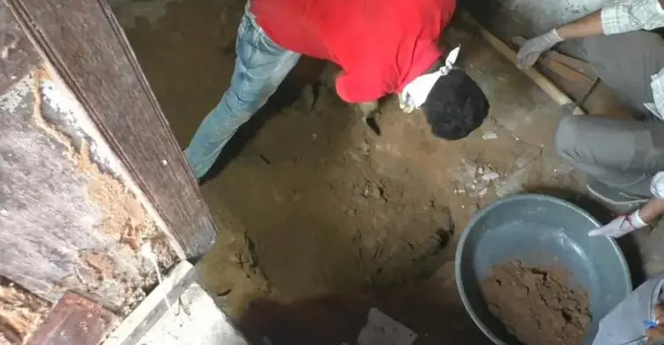 স্ত্রী-মেয়েকে হত্যা করে ঘরে মাটিচাপা, সেখানেই ৭ মাস বসবাস