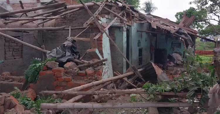 পশ্চিমবঙ্গে বোমা বিস্ফোরণে একজনের মৃত্যু, গুরুতর আহত ৩