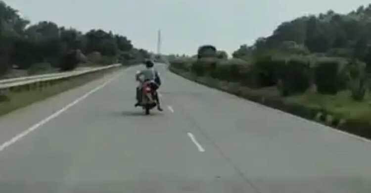 বেপরোয়া ট্রাক পিষে দিলো স্ত্রীকে, বাইকের পেছনেই মরদেহ নিয়ে রওয়ানা