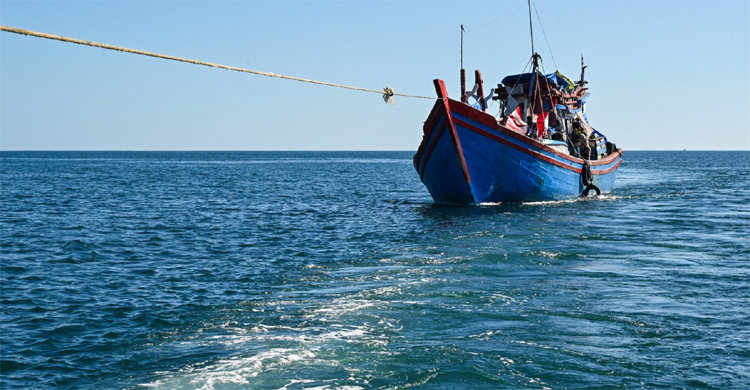 হাত বেঁধে-মুখ ঢেকে নৌকায় চাপিয়ে জোর করে সাগরে ফেলা হয়