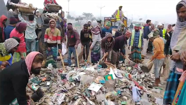 তারেক রহমানের সংবর্ধনাস্থলের বর্জ্য অপসারণ করলো বিএনপি