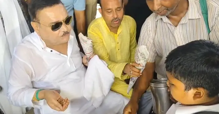 নরেন্দ্র মোদীর মতোই ঝালমুড়ি খেয়ে মদন মিত্রের নির্বাচনি প্রচারণা