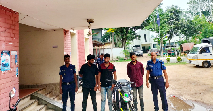 নারী দিয়ে ব্ল্যাকমেইল করে টাকা দাবি, গ্রেফতার ৩